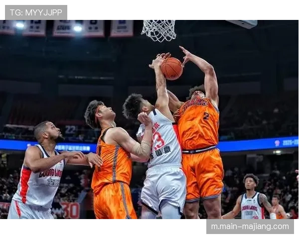 上海队内外结合战术:王哲林与怀特塞德双塔如何吸引包夹分球